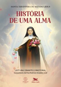 Capa do livro "História de uma Alma" de Santa Teresinha do Menino Jesus. A imagem apresenta Santa Teresinha em destaque, com auréola e hábito carmelita marrom e branco. Ela segura um buquê de rosas cor-de-rosa e um crucifixo, enquanto algumas pétalas e flores caem de sua mão esquerda. O fundo é composto por nuvens suaves e luz celestial dourada, com pétalas flutuando ao redor. Na parte superior, está o título em letras maiúsculas: "História de uma Alma", e abaixo, o subtítulo "Leitura orante e pastoral – Comentário de Frei Patrício Sciadini, ocd". Logotipos das editoras Angelus e Edições Loyola estão na parte inferior.
